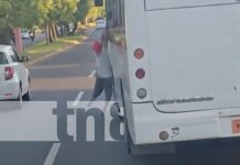 Foto: Hombre guindado de un bus en la Carretera Nueva a León / TN8