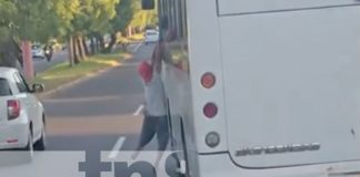 Foto: Hombre guindado de un bus en la Carretera Nueva a León / TN8