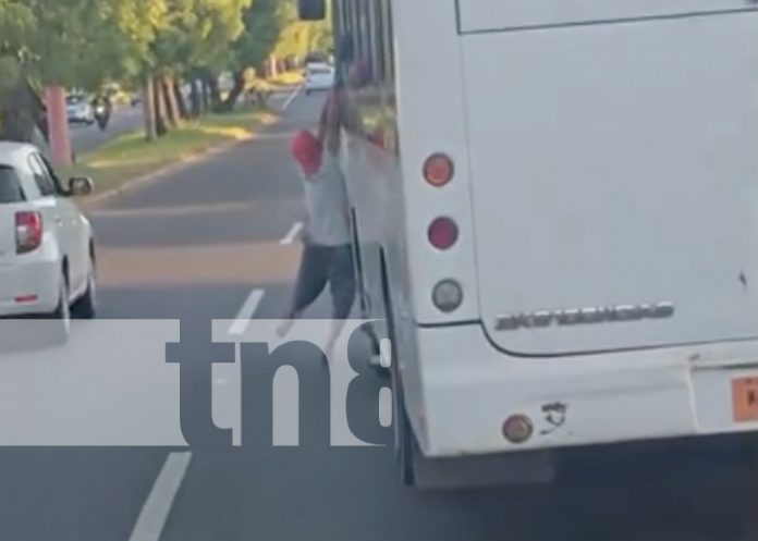 Foto: Hombre guindado de un bus en la Carretera Nueva a León / TN8