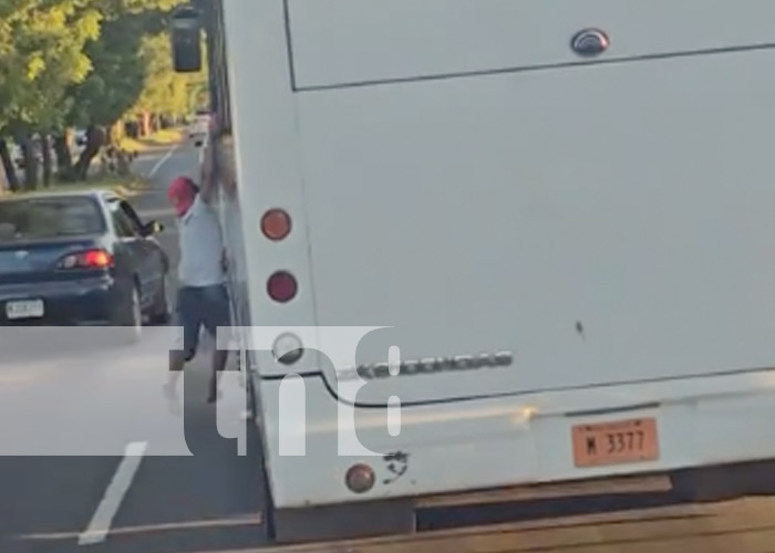 Foto: Hombre guindado de un bus en la Carretera Nueva a León / TN8