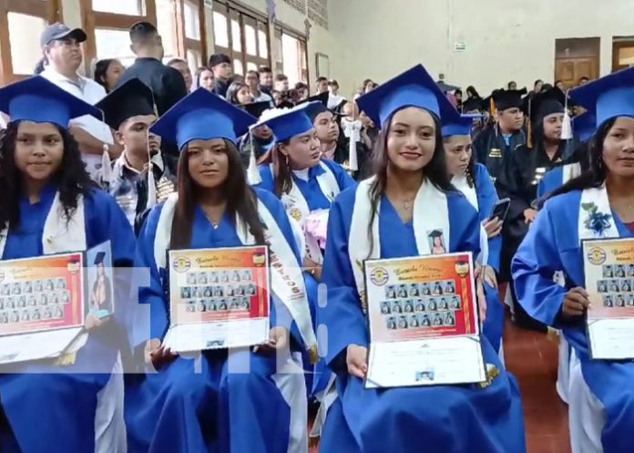 Foto: Carazo con nuevos maestros de educación primaria / TN8