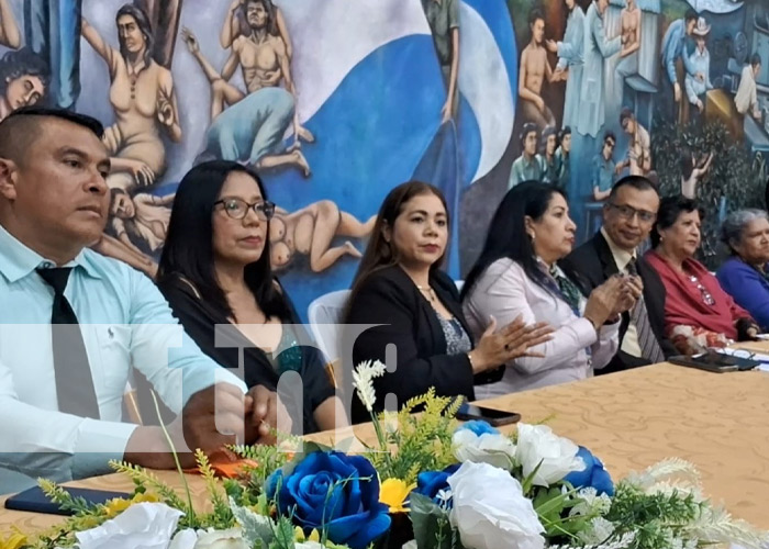 Foto: Carazo con nuevos maestros de educación primaria / TN8