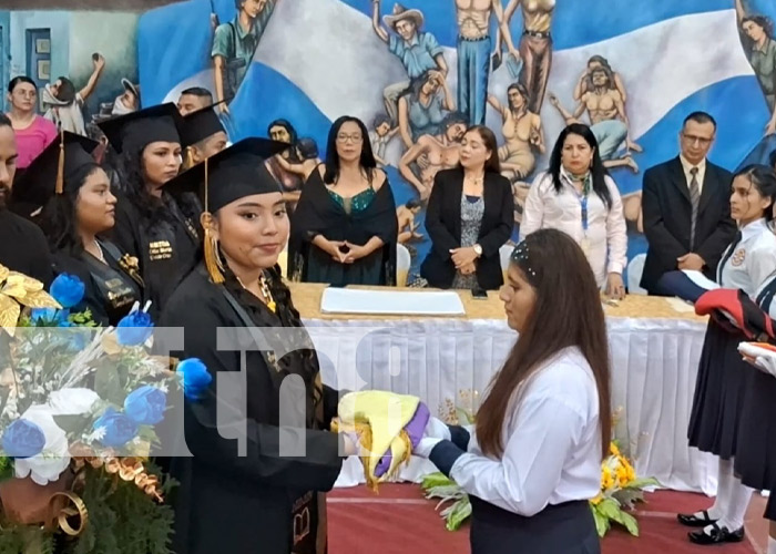 Foto: Carazo con nuevos maestros de educación primaria / TN8