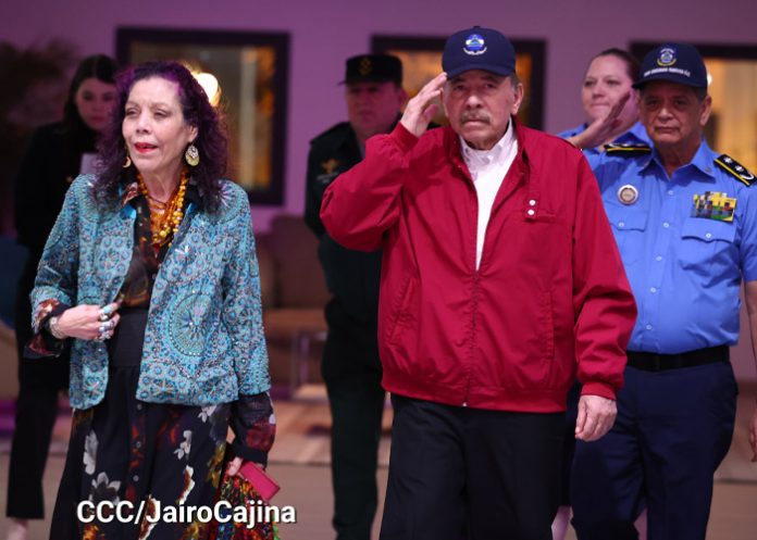 Foto: Presidente Daniel Ortega y Vicepresidenta Rosario Murillo en acto de graduación de cadetes policiales / Jairo Cajina