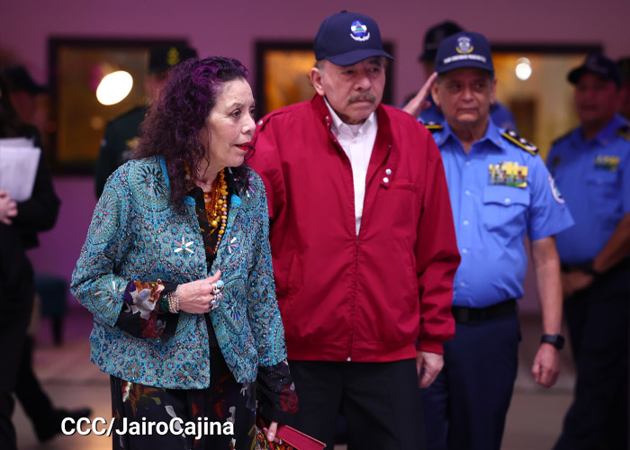 Foto: Presidente Daniel Ortega y Vicepresidenta Rosario Murillo en acto de graduación de cadetes policiales / Jairo Cajina