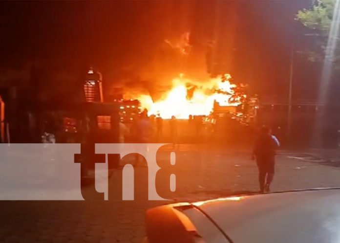 Foto: Incendio en terminal de buses del Mayoreo, en Managua / TN8