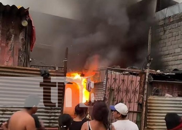 Foto: Incendio destruye todo en una vivienda de Managua / TN8