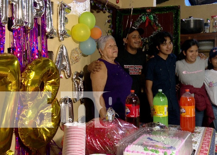 Foto: Cumpleaños de madre de héroe caído en Santa Teresa de Quilambé / TN8