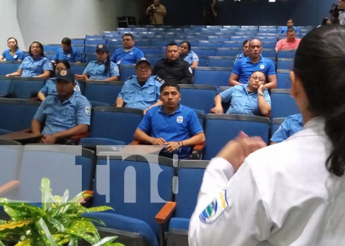 Foto: Presentación de la cartilla del VIH a funcionarios del MINT. / TN8