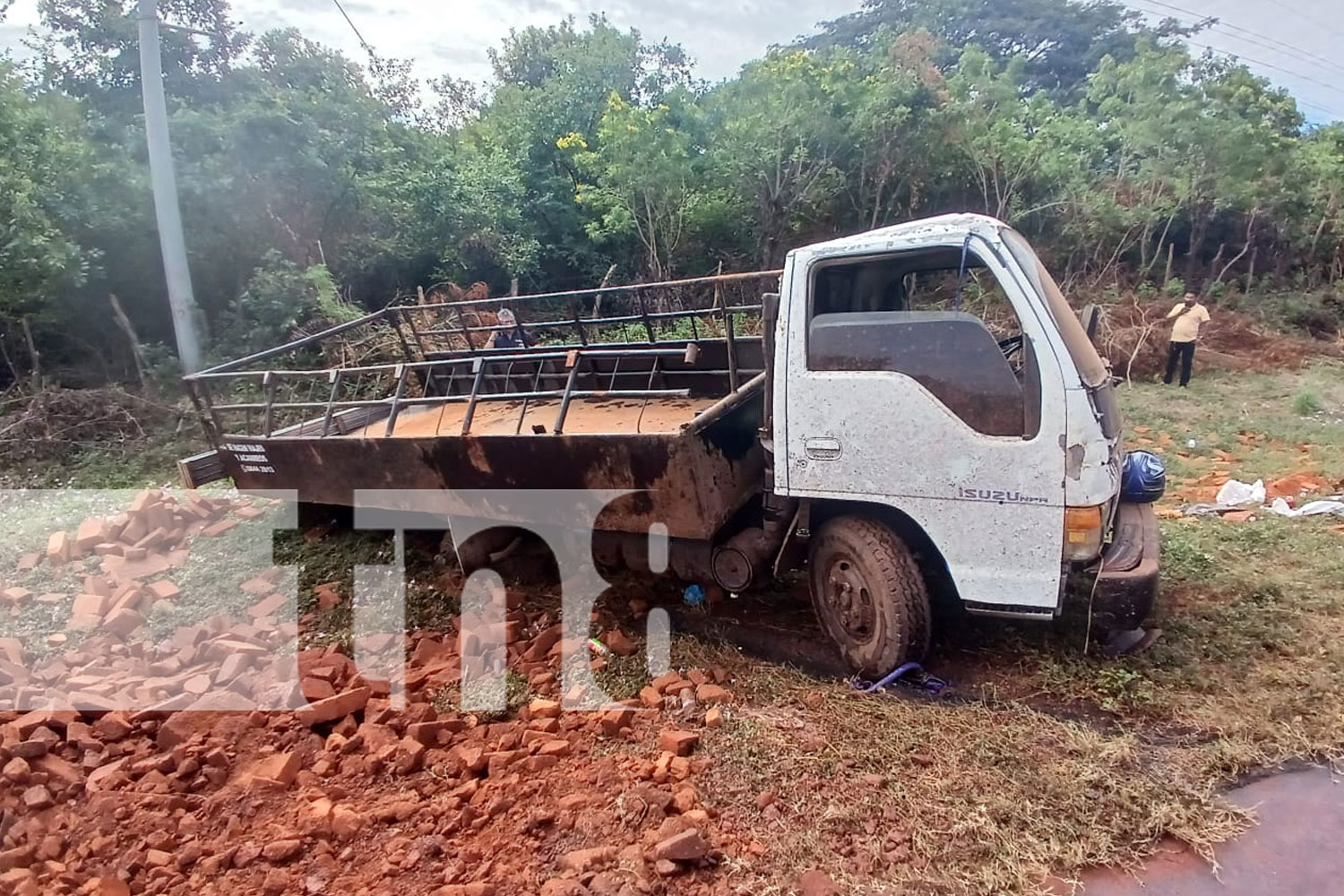 Foto: Camión vuelca en Carretera Nueva León y manda a 6 personas al hospital/ TN8