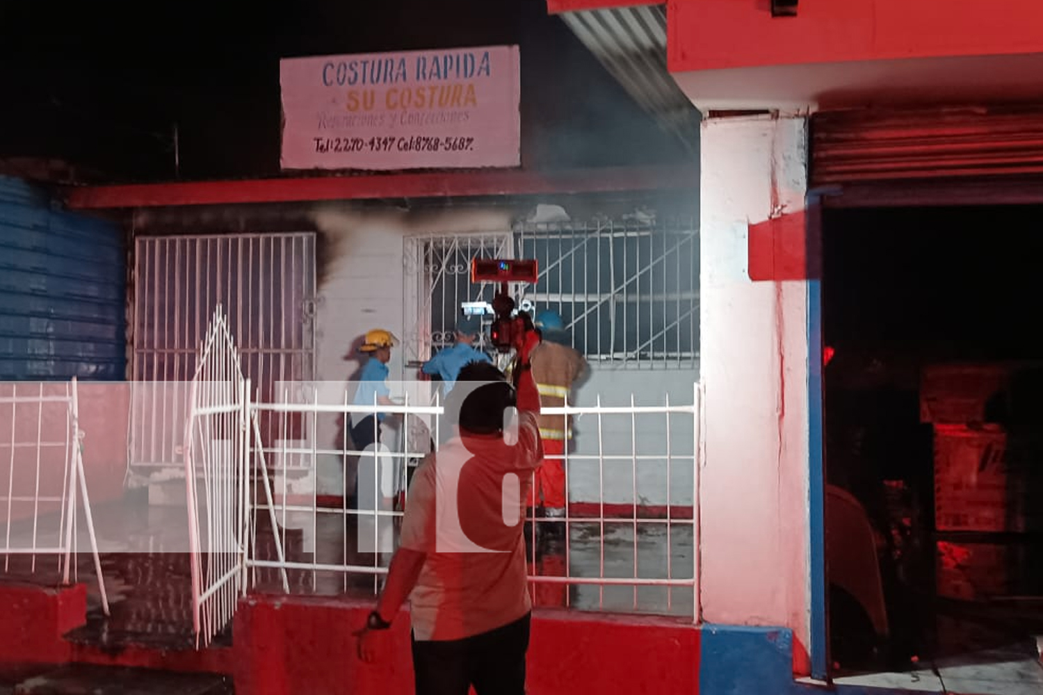 Foto:Un incendio consumió 4 negocios, incluidas una barbería y tiendas de costura. Los bomberos trabajan para determinar las causas. /TN8