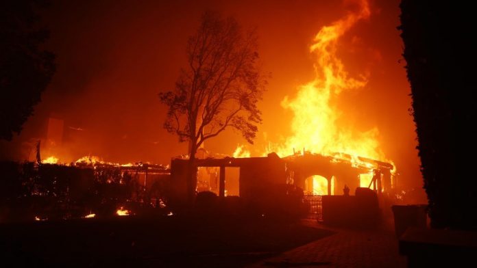 Foto: Incendio en Los Ángeles obliga a 30.000 personas a evacuar