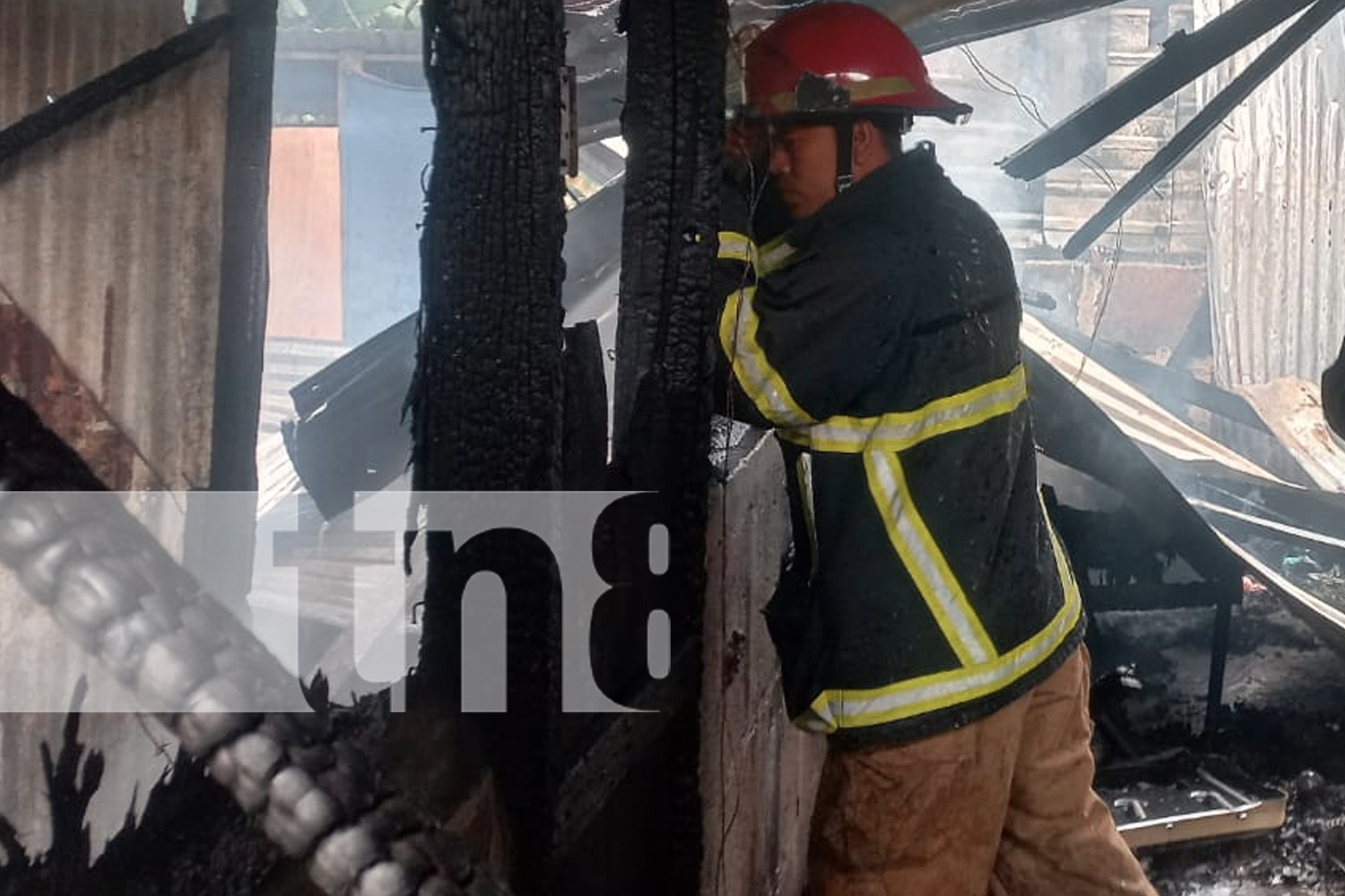 Foto: Una tragedia golpea a una familia en Ciudad El Rama: un cortocircuito causado por cables defectuosos consumen su hogar./TN8