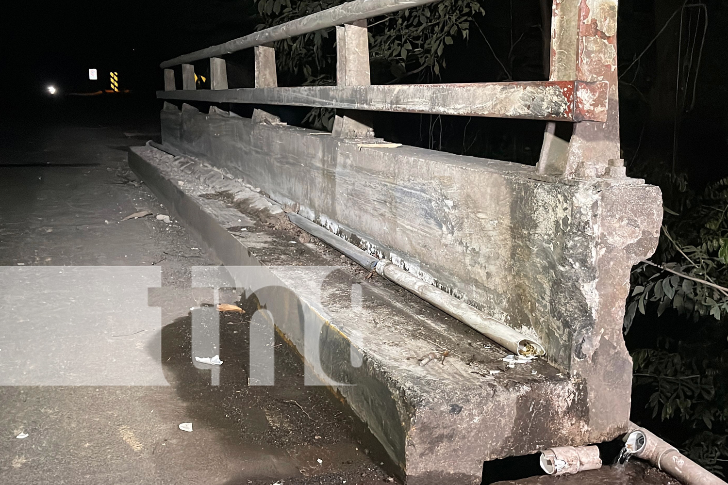 Foto:¡Impactante! Camión pierde el control tras el ponchón de una llanta y queda atrapado entre árboles en el puente San José, Chontales./TN8