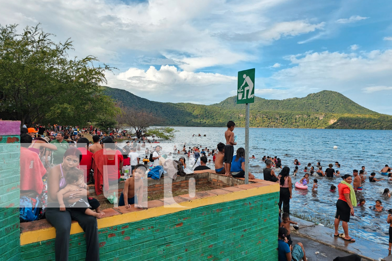 Foto: Familias de la capital inician el año 2025 en la laguna de Xiloá/TN8