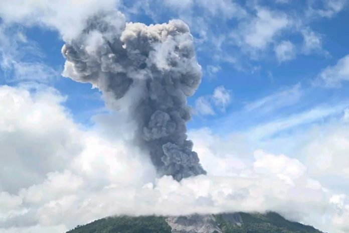 Foto: Erupción del monte Ibu en Indonesia /Cortesía