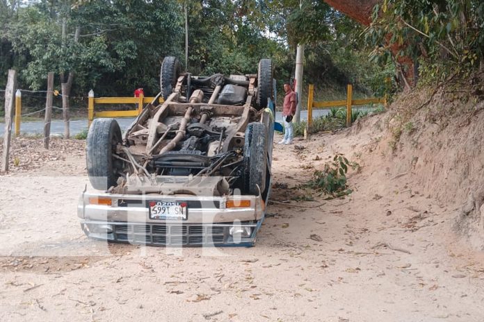 Foto: Fallo en los frenos provoca vuelco de camioneta en San Fernando, Nueva Segovia/TN8