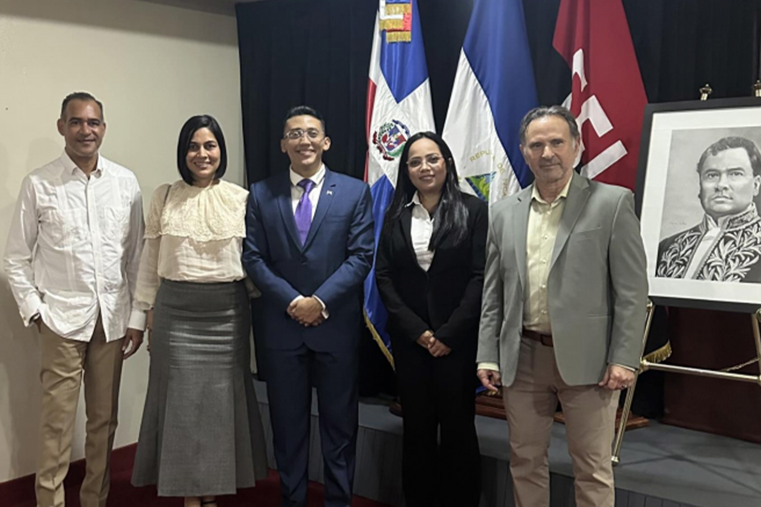 Foto: Poetas y artistas honran a Rubén Darío en el Teatro Nacional de República Dominicana /Cortesía