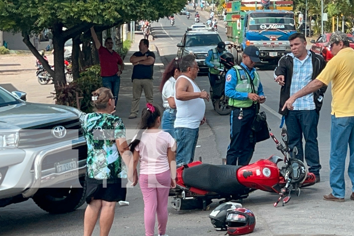 Foto:Mujer embarazada lesionada tras accidente en Juigalpa. Una camioneta impactó la motocicleta en la que viajaba junto a su esposo./TN8