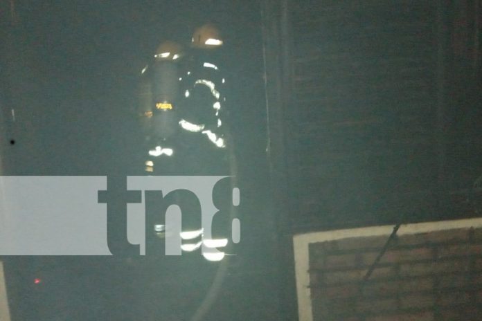 Foto: Voraz incendio consume una bodega de Lomas de Monserrat, en Managua/TN8