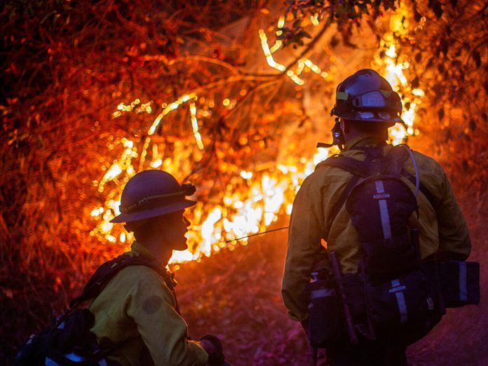 Foto:Bomberos de Los Ángeles enfrentan nuevas ráfagas de viento