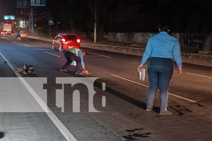 Foto: Impacto en Managua : Un motociclista catapultó a un anciano en la Rocargo. Ambos lesionados, el peatón fue trasladado de urgencia al Hospital/TN8