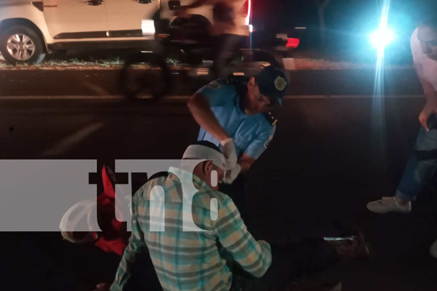 Foto: Accidente en carretera a San Carlos : Un motociclista y un peatón resultaron lesionados tras un fuerte impacto./TN8