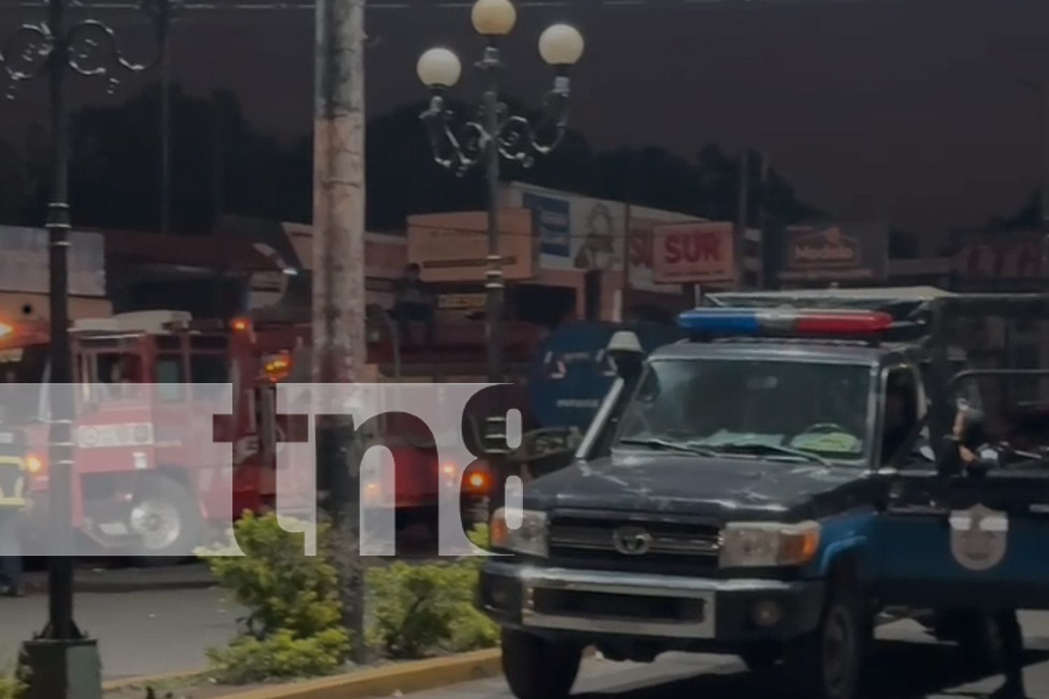 Foto: Incendio en Chinandega: Ferretería “Luvy” fue consumida por las llamas tras derrame de químicos inflamables. Las pérdidas son millonarias./TN8