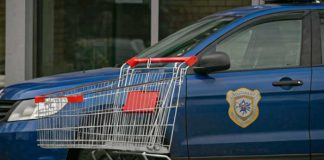 Foto: Carrito de supermercado vs. coche policial: La peculiar respuesta de un oficial / Cortesía