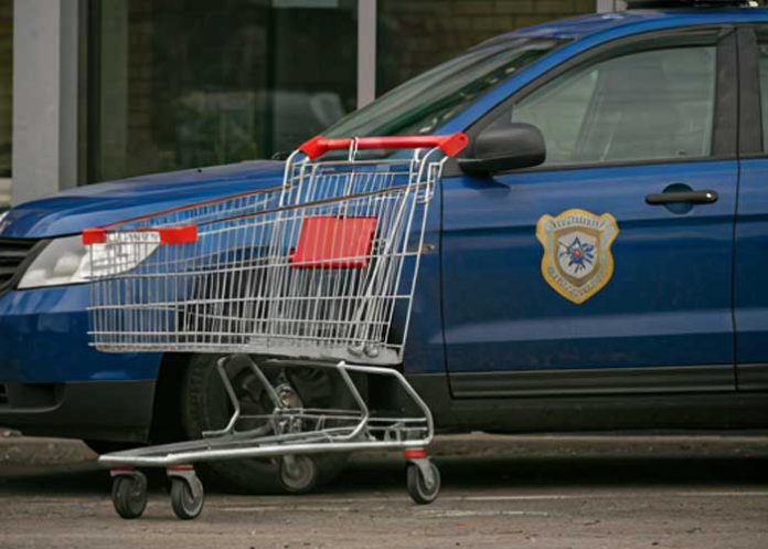 Foto: Carrito de supermercado vs. coche policial: La peculiar respuesta de un oficial / Cortesía