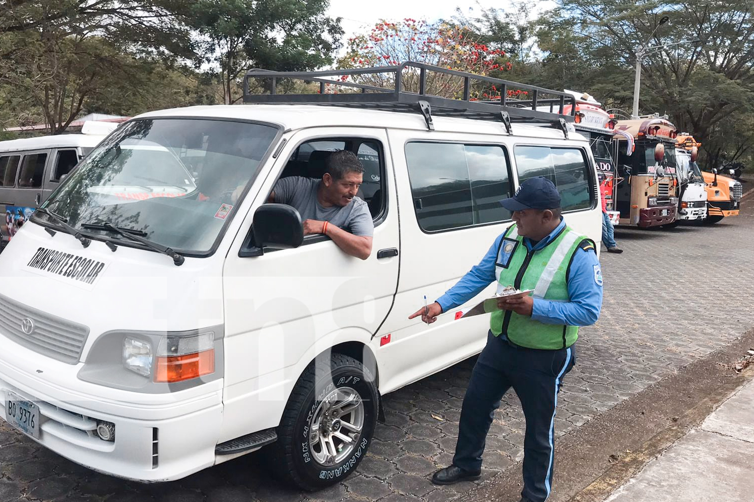 Foto: ¡Garantizando la seguridad estudiantil! En Carazo, la Policía Nacional y el MTI supervisan unidades de transporte escolar. /TN8