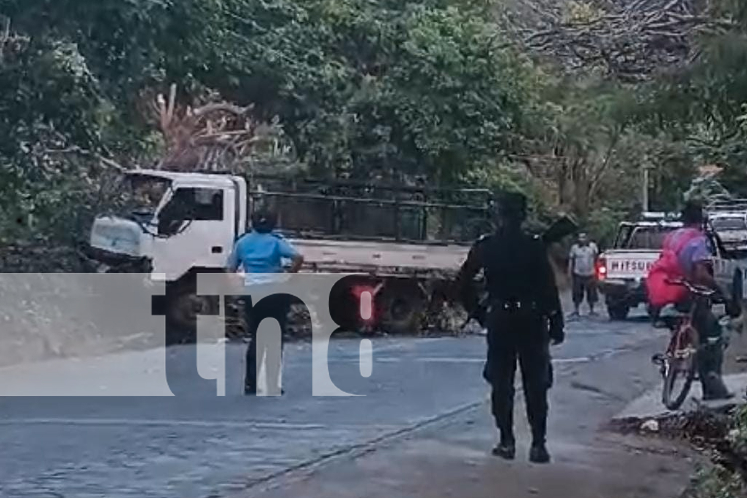 Foto: Camión se vuelca y pasajeros se salvan de milagro en la Isla de Ometepe/TN8