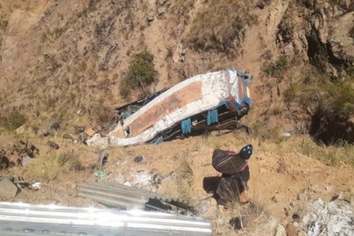 Foto: Accidente de autobús deja 19 muertos en Bolivia /Cortesía