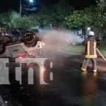 Foto: Bomberos evitan tragedia | Un vehículo derramó combustible tras volcarse en Managua. Autoridades investigan el caso./TN8