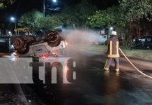 Foto: Bomberos evitan tragedia | Un vehículo derramó combustible tras volcarse en Managua. Autoridades investigan el caso./TN8