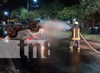 Foto: Bomberos evitan tragedia | Un vehículo derramó combustible tras volcarse en Managua. Autoridades investigan el caso./TN8