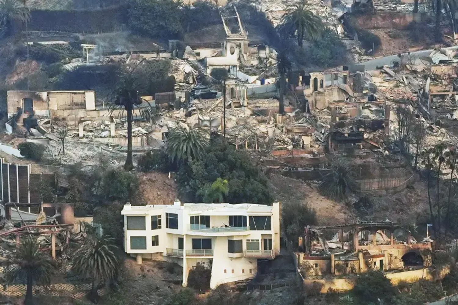 Foto: Mel Gibson recorre las ruinas de su casa en Malibú /Cortesía