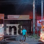 Foto:Un incendio consumió 4 negocios, incluidas una barbería y tiendas de costura. Los bomberos trabajan para determinar las causas. /TN8