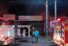 Foto:Un incendio consumió 4 negocios, incluidas una barbería y tiendas de costura. Los bomberos trabajan para determinar las causas. /TN8