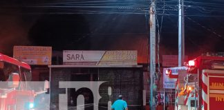 Foto:Un incendio consumió 4 negocios, incluidas una barbería y tiendas de costura. Los bomberos trabajan para determinar las causas. /TN8