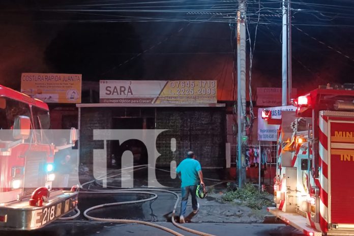 Foto:Un incendio consumió 4 negocios, incluidas una barbería y tiendas de costura. Los bomberos trabajan para determinar las causas. /TN8