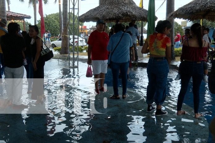 Foto: ¡Ni la lluvia los detuvo! Turistas nacionales se desbordaron en el Puerto Salvador Allende/TN8