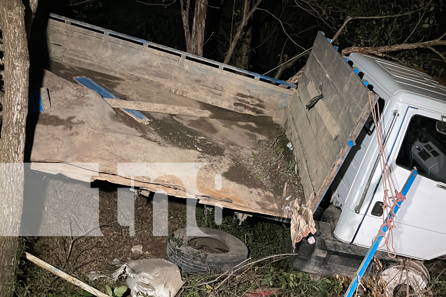 Foto:¡Impactante! Camión pierde el control tras el ponchón de una llanta y queda atrapado entre árboles en el puente San José, Chontales./TN8