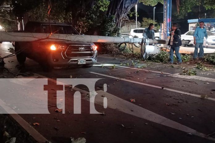 Foto: Conductor supuestamente borracho se pasa llevando un poste en Carretera Sur/TN8