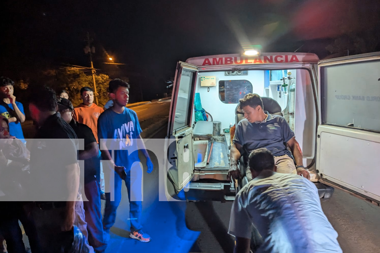 Foto:Accidente en Diriá-Diriomo : Una imprudencia en carretera dejó a un motociclista y un peatón lesionados. Ambos fueron trasladados al centro. /TN8