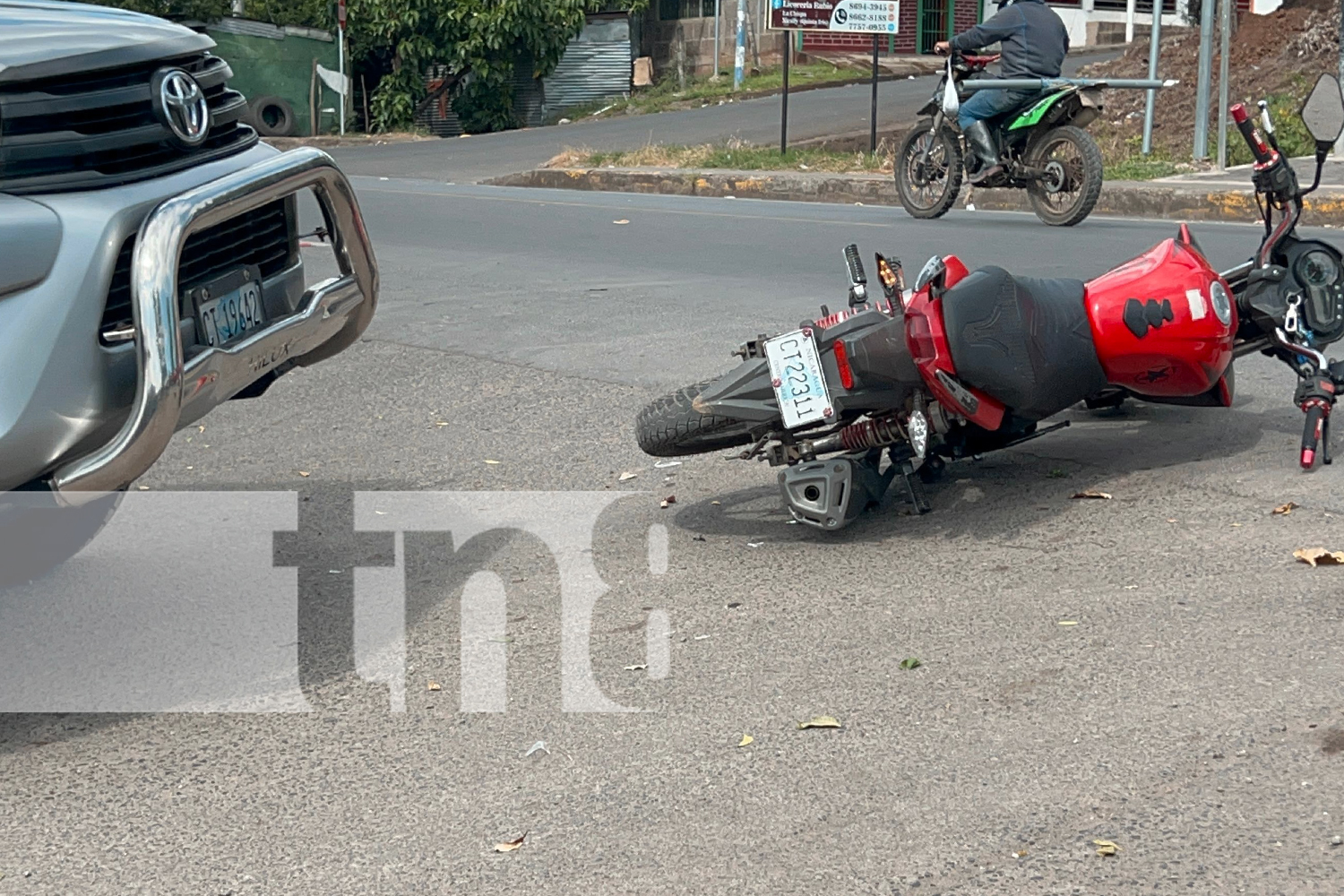 Foto:Mujer embarazada lesionada tras accidente en Juigalpa. Una camioneta impactó la motocicleta en la que viajaba junto a su esposo./TN8