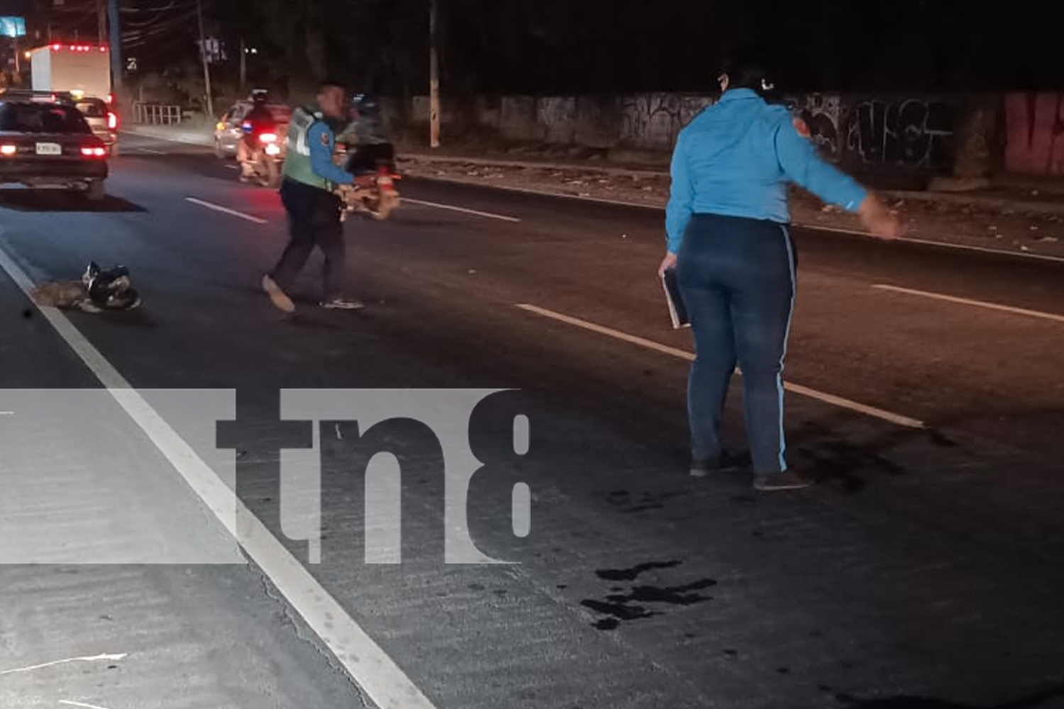 Foto: Impacto en Managua : Un motociclista catapultó a un anciano en la Rocargo. Ambos lesionados, el peatón fue trasladado de urgencia al Hospital/TN8