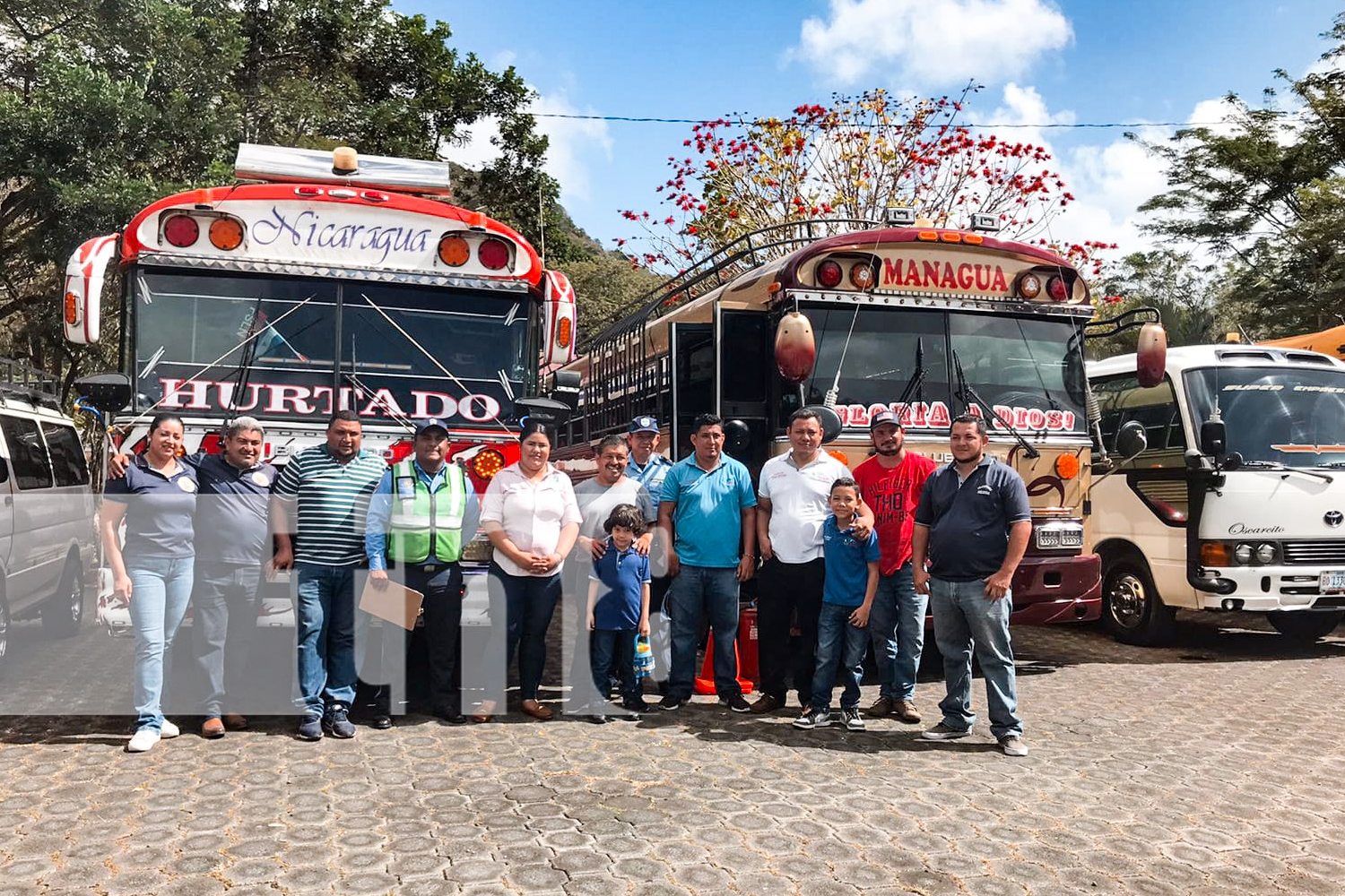 Foto: ¡Garantizando la seguridad estudiantil! En Carazo, la Policía Nacional y el MTI supervisan unidades de transporte escolar. /TN8