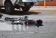 Foto: Un motociclista perdió la vida en el km 9 de la Carretera Nueva a León tras impactar contra una camioneta estacionada./TN8