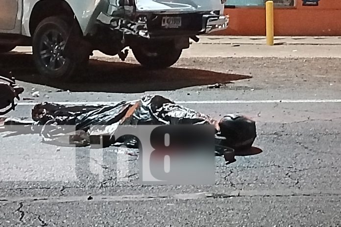 Foto: Un motociclista perdió la vida en el km 9 de la Carretera Nueva a León tras impactar contra una camioneta estacionada./TN8